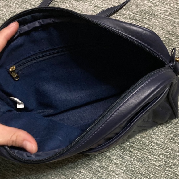 Vintage Elegant navy Quilted crossbody purse - Picture 6 of 7